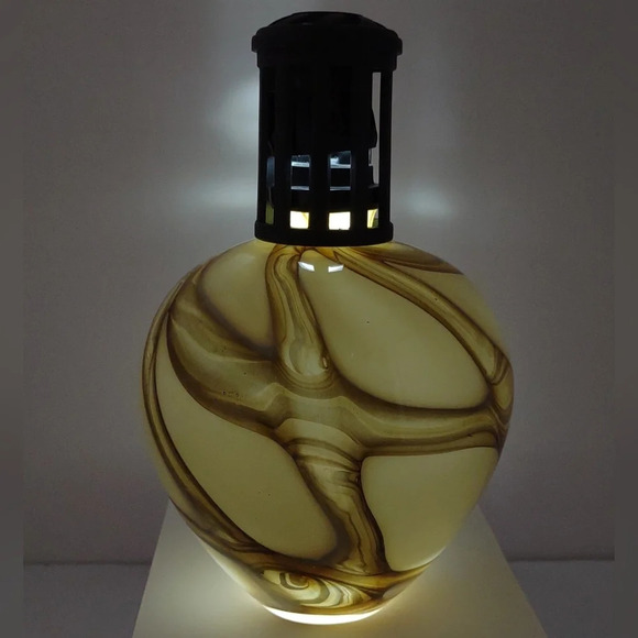 La Tee Da! Marble Cream and Brown Effusion Lamp with Wick New with Tags - Picture 3 of 15